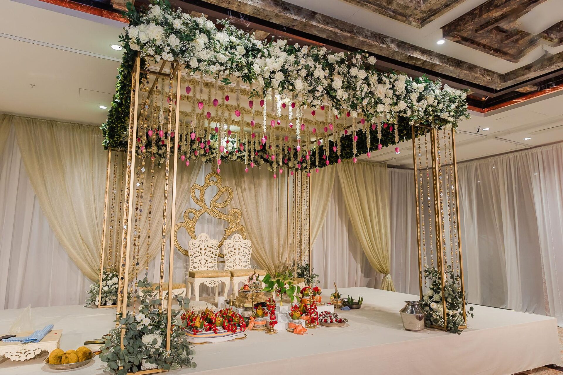 Minimal vs Royal Wedding Décor: Choosing the Right Style for Your Big Day