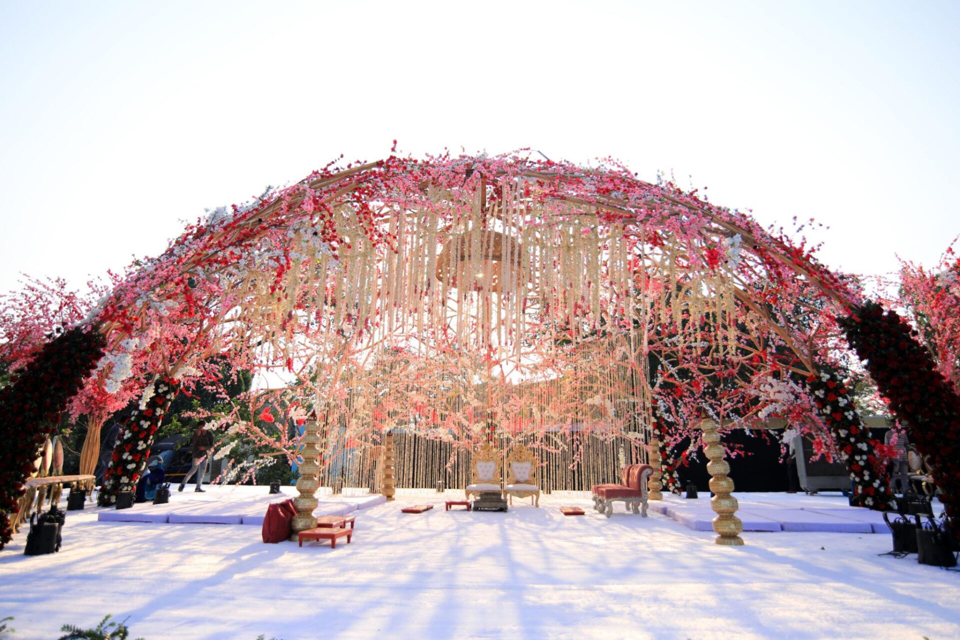 Day Wedding vs Night Wedding Décor: What Creates a Better Visual Impact?